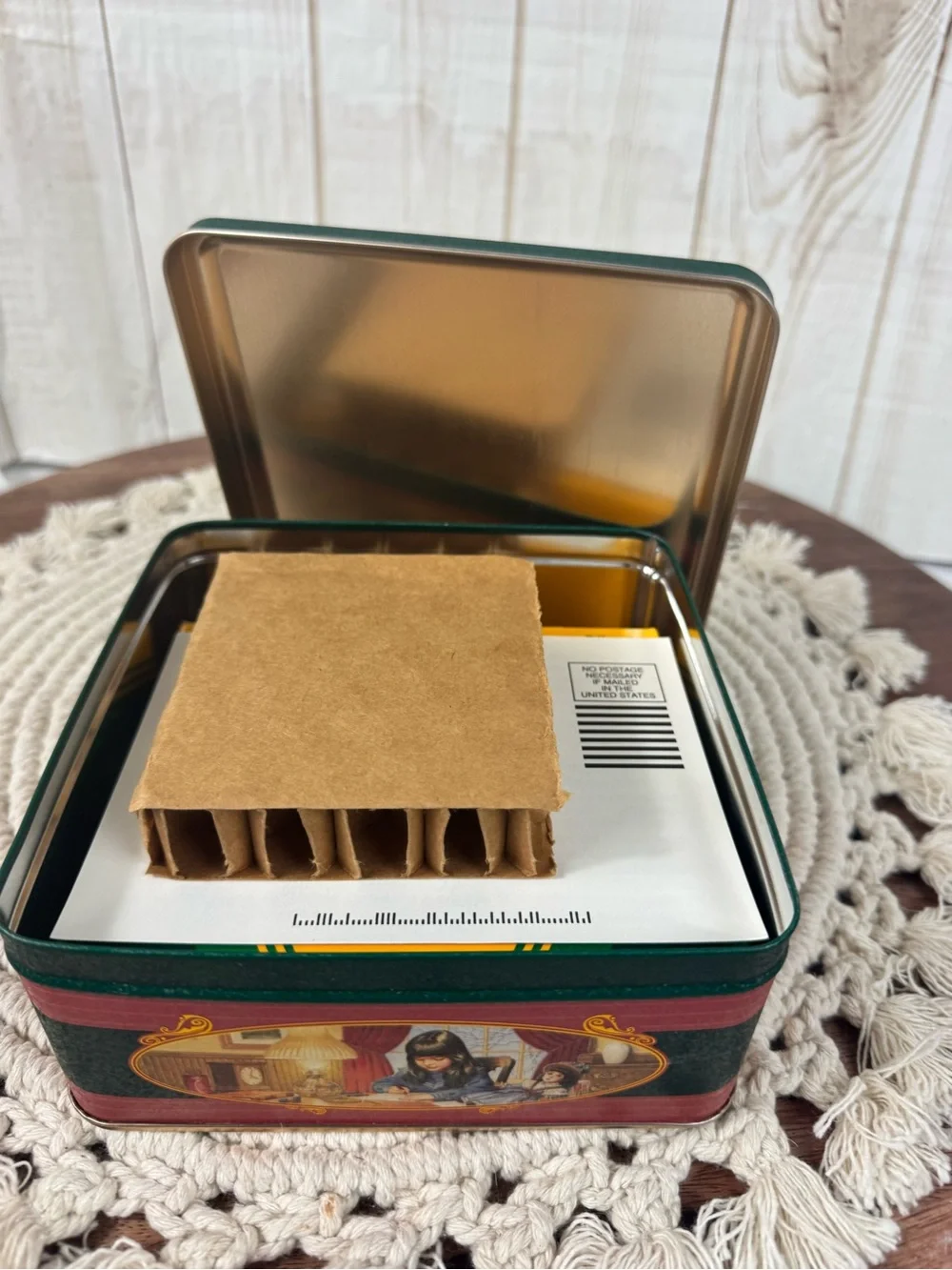 Crayola Vintage Keepsake Tin - Green & Burgundy includes 64 crayons.